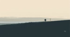 早期退職後のミッドライフクライシスをイメージした、夕暮れの静かな一本道のイラスト